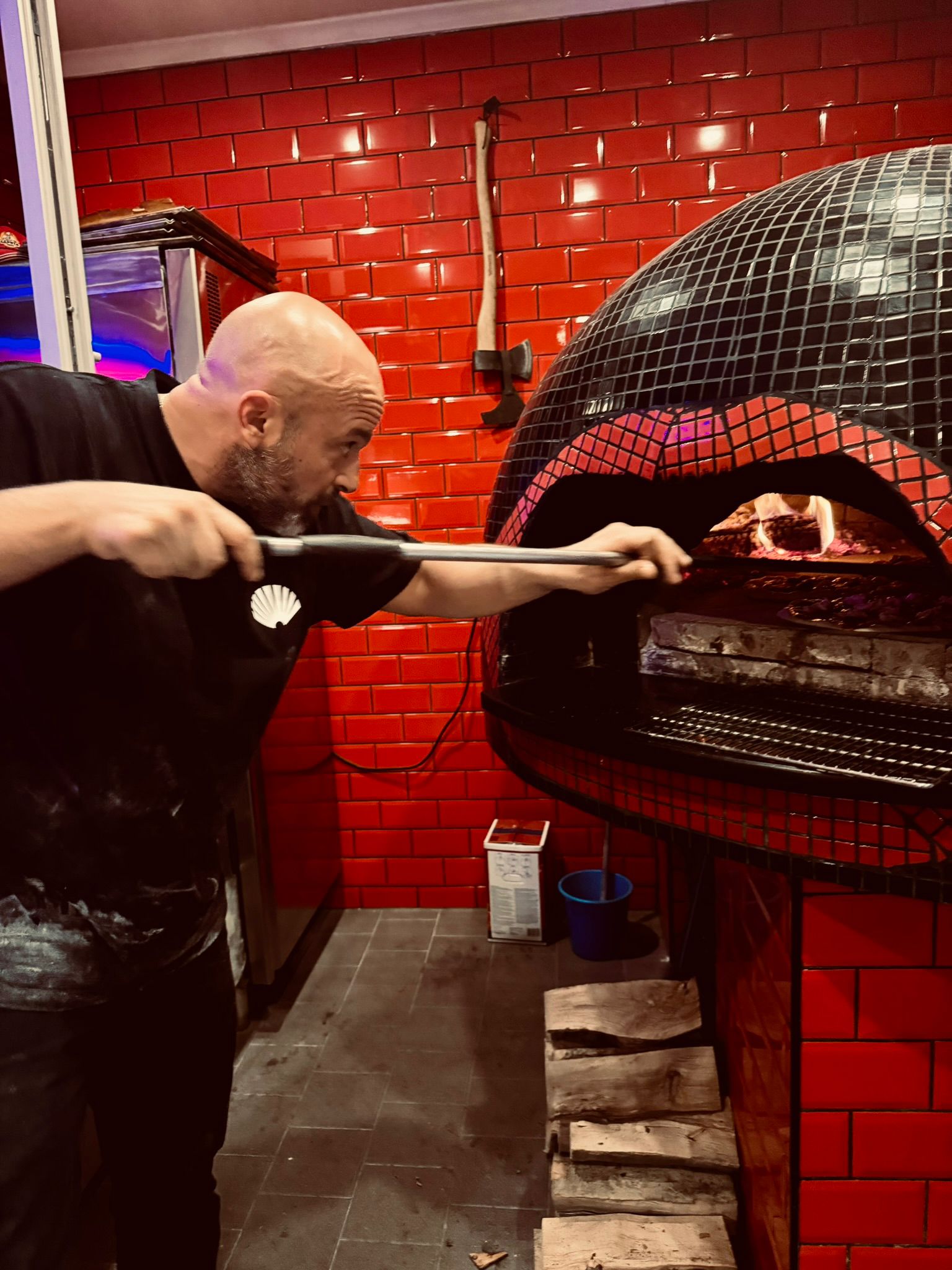 Pizzaiolo am Holzofen